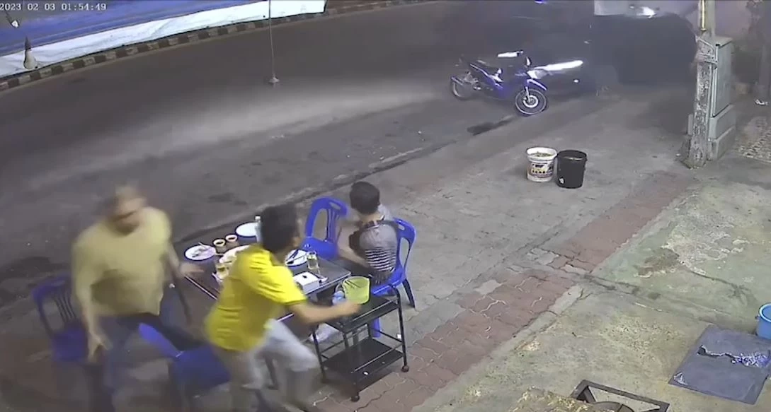 เร็วแรงทะลุร้านข้าวต้ม กระบะพุ่งชนยับ ลูกค้าโดดหนี รอดหวุดหวิด