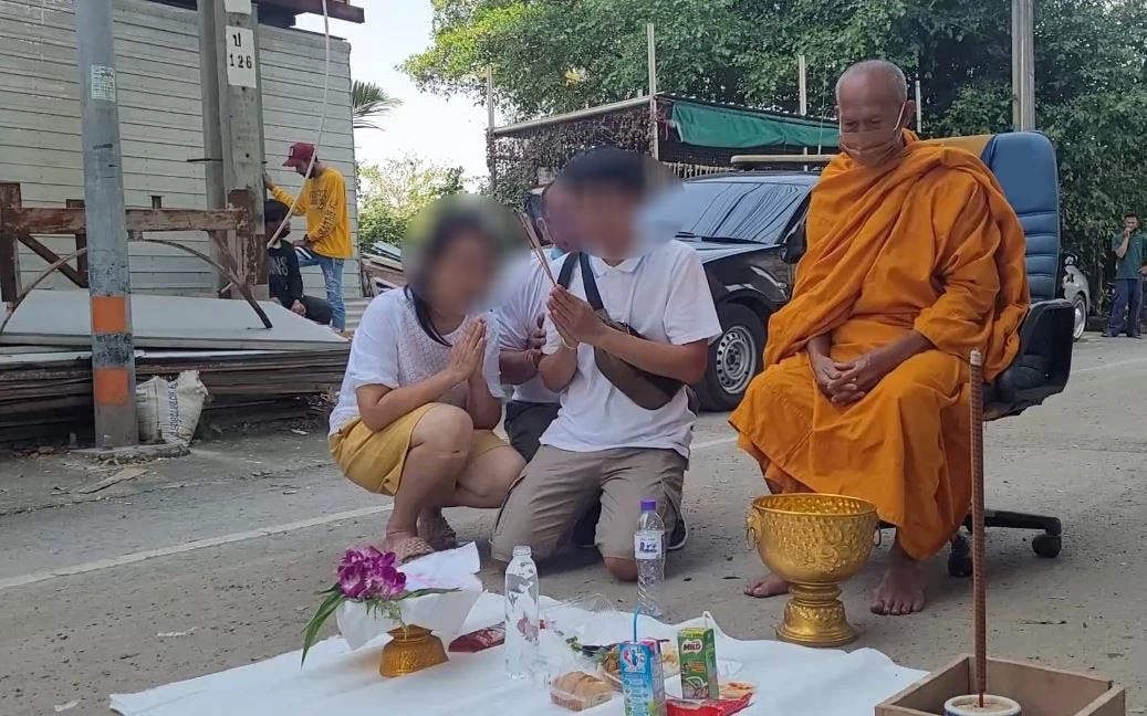 พ่อแม่เศร้า เชิญวิญญาณ "น้องกันต์" กลับบ้าน หลังพลัดตกทางด่วนเสียชีวิต