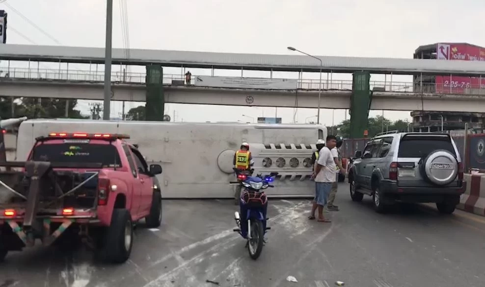 มินิบัส 7 สีปันรักให้โลก พลิกคว่ำบนถนนพระราม 2 บาดเจ็บ 17 ราย