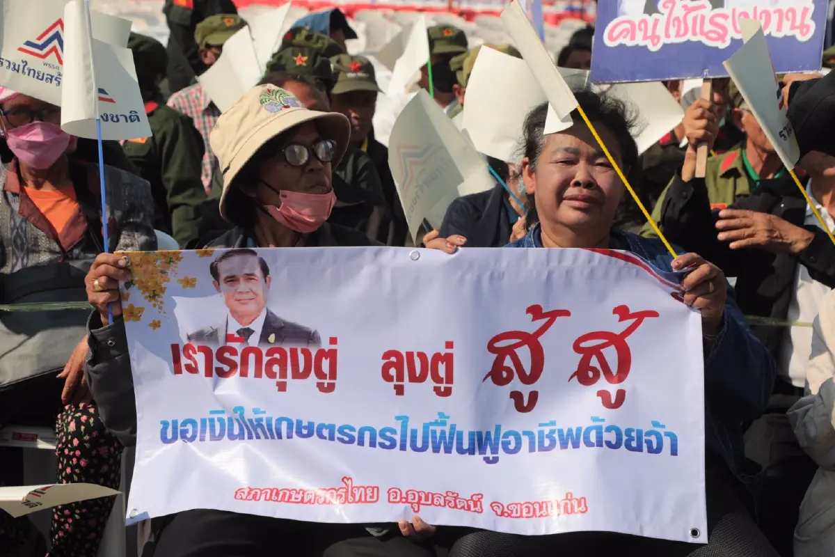เวทีโคราช "รทสช." คึกคัก ปชช.พรึ่บทยอยฟังปราศรัย-รอรับ "บิ๊กตู่" (มีคลิป)