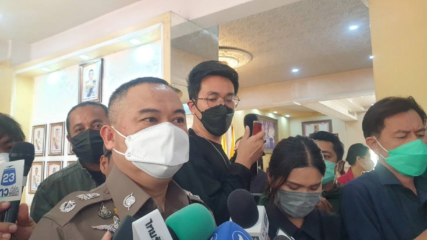 ตร. เตรียมรูปชุดตั้งด่าน 14 นาย ให้หนุ่มสิงค์โปร์ ชี้ตัว พร้อมกันไว้เป็นพยาน