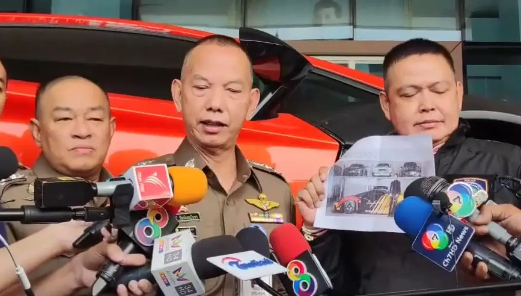 ทนาย "เบนซ์ เดม่อน" นำรถลัมโบร์กีนี ของกลางคดีมาเก๊า 888 ส่งมอบ ตร.ไซเบอร์