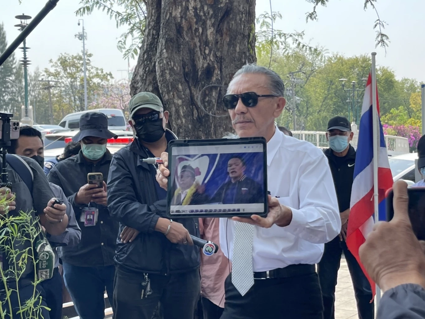 "ชูวิทย์" บุกทำเนียบ ทำกิจกรรมต้านกัญชาเสรี ประกาศถล่มบุรีรัมย์ - ล้มอนุทิน