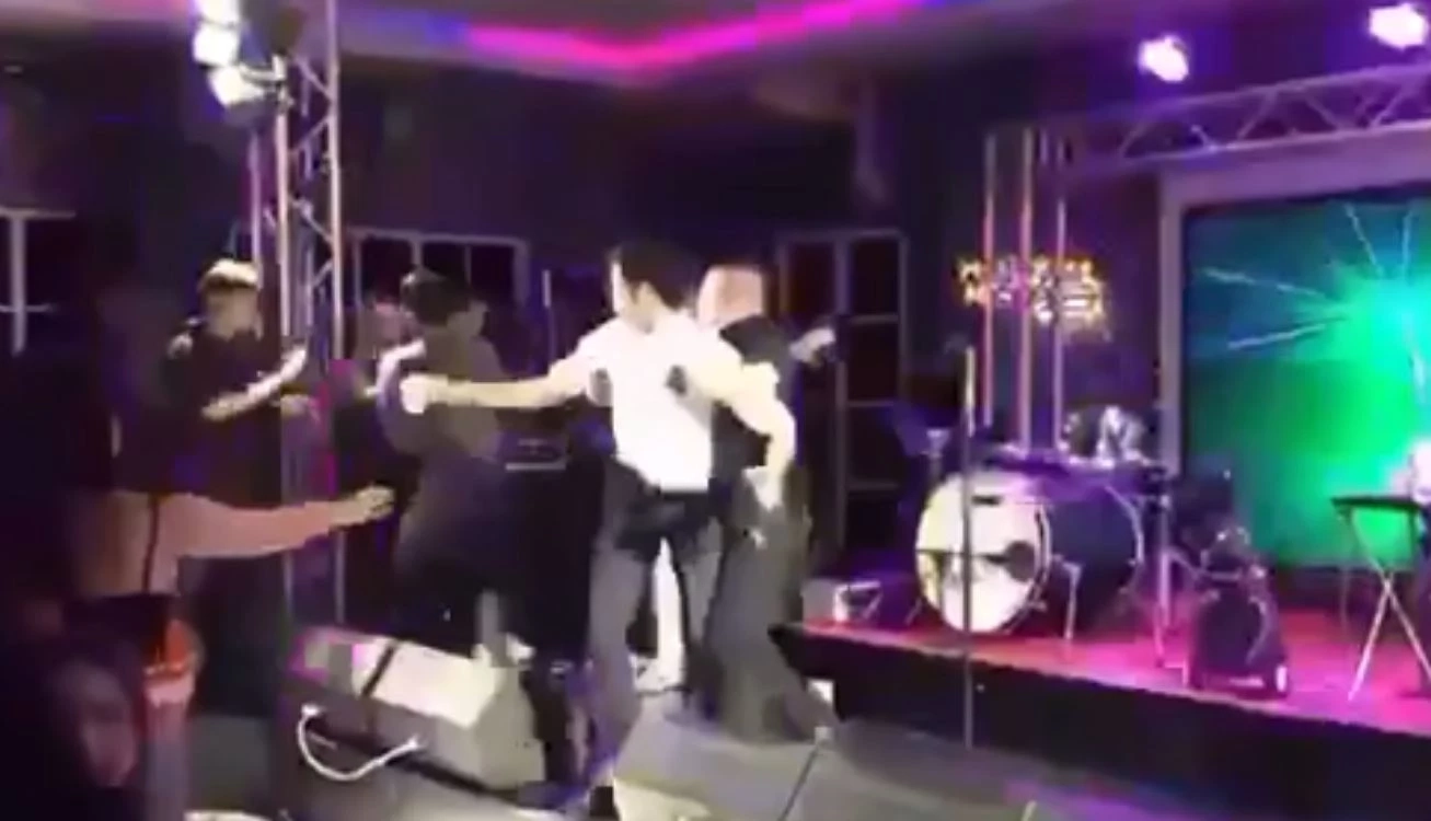 โซเชียลเดือด! ชายคล้ายคนเมา บุกต่อย "เอ๊ะ จิรากร" บนเวที