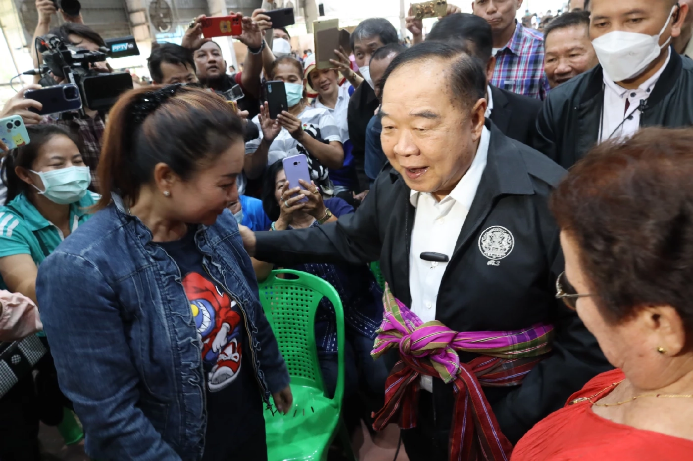 ชาวปทุมธานีแห่ต้อนรับ "พล.อ.ประวิตร" พร้อมให้กำลังใจ "ลุงป้อมสู้ๆ"