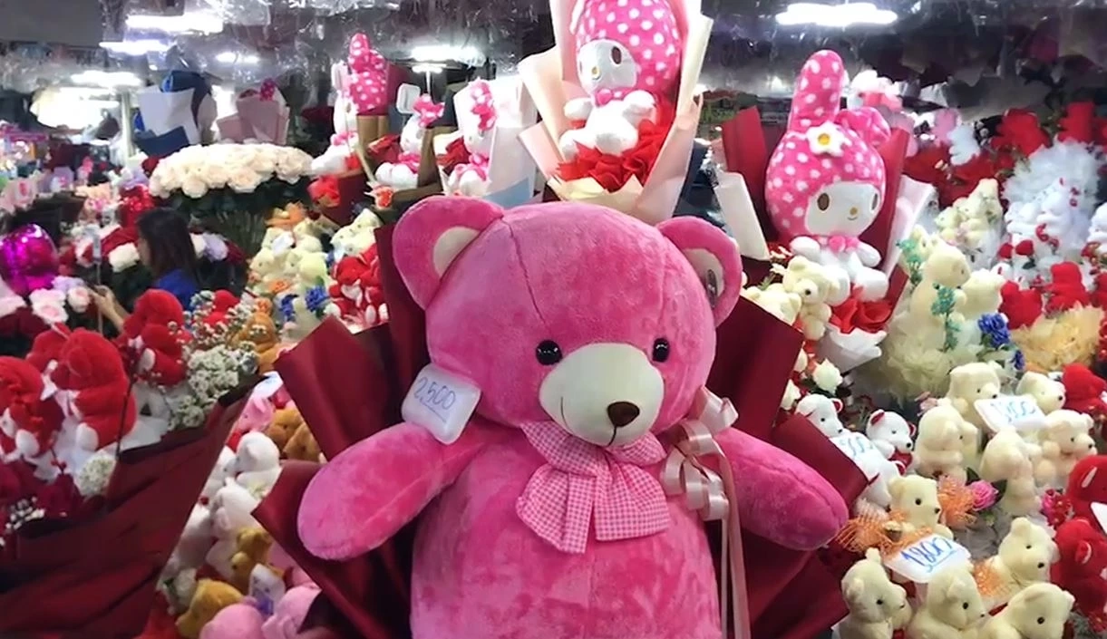 ปากคลองตลาดคึกคัก คนแห่ซื้อดอกไม้-ของขวัญ มอบให้คนรักวันวาเลนไทน์