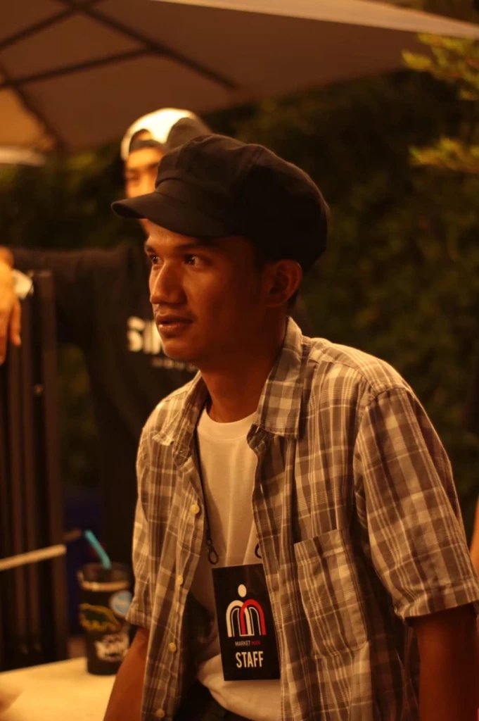 นายภาณุพงศ์ หรือ "ไมค์" จาดนอก 