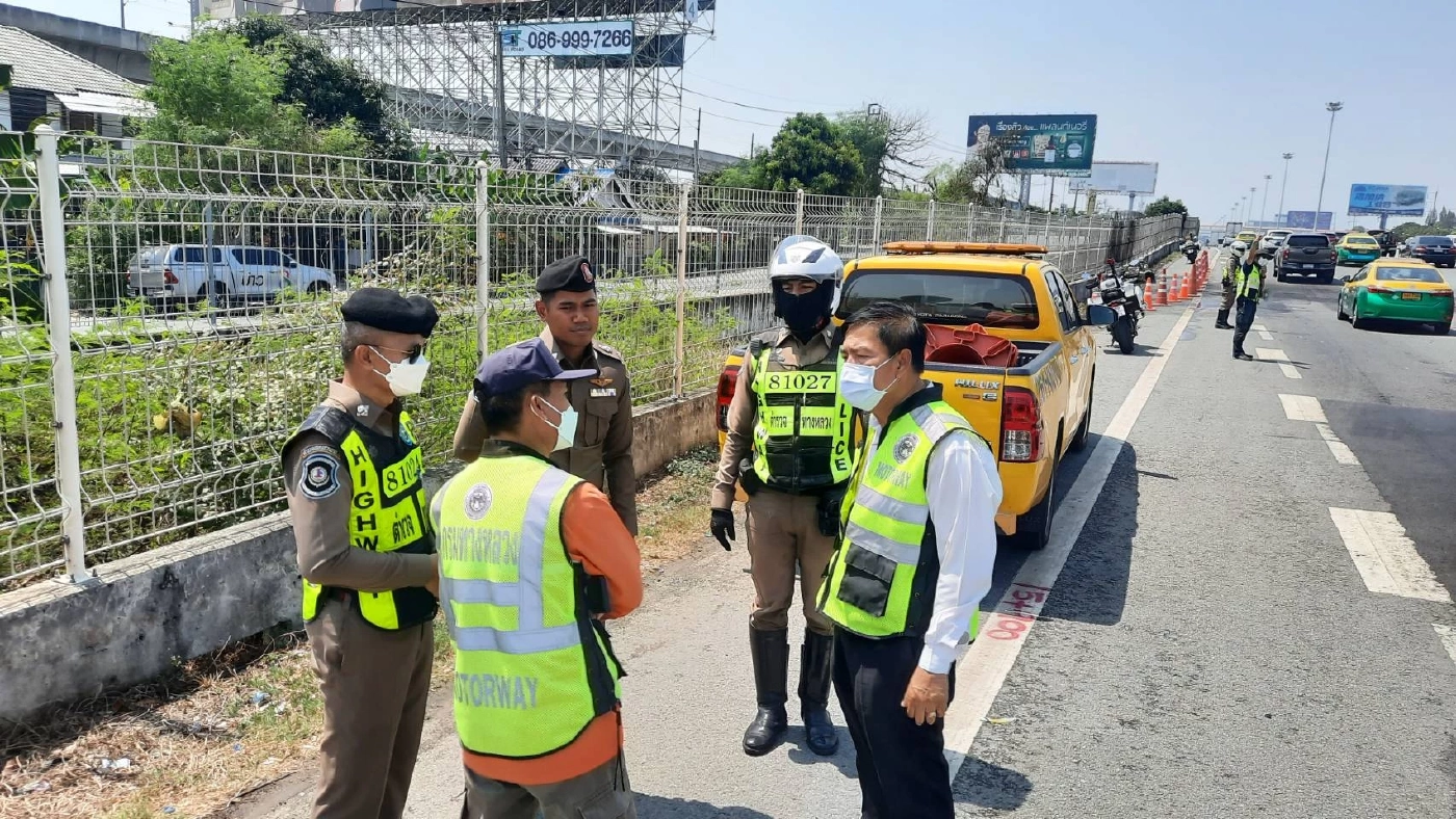 ตร.เร่งตรวจวงจรปิด อุบัติเหตุรถบรรทุกแก๊สพลิกคว่ำ กลางมอเตอร์เวย์