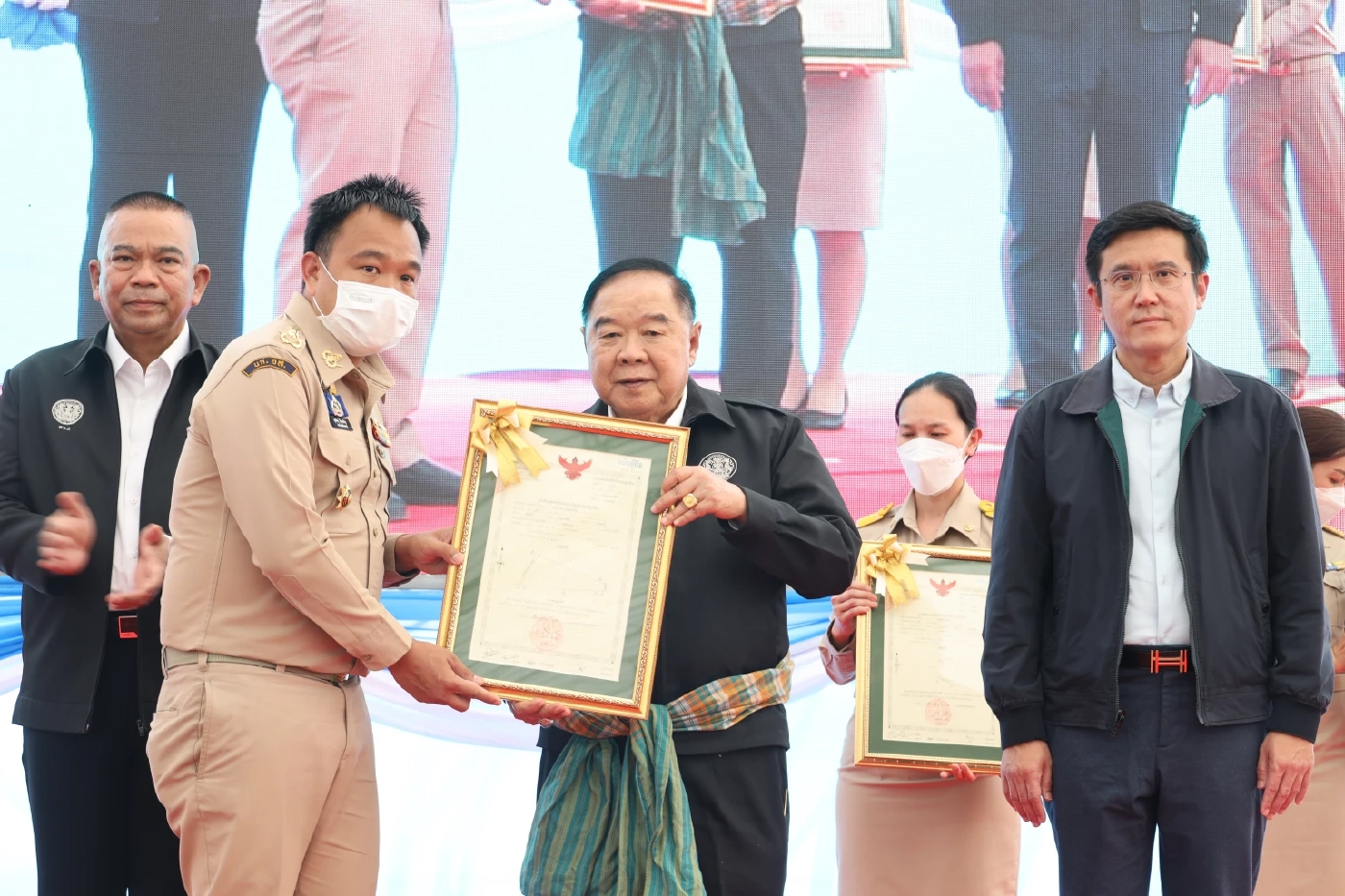 “บิ๊กป้อม” ลงพื้นที่เมืองกาญจน์ ! ตอบโจทย์แก้จน เสียงตะโกน “รักลุงป้อมๆ”