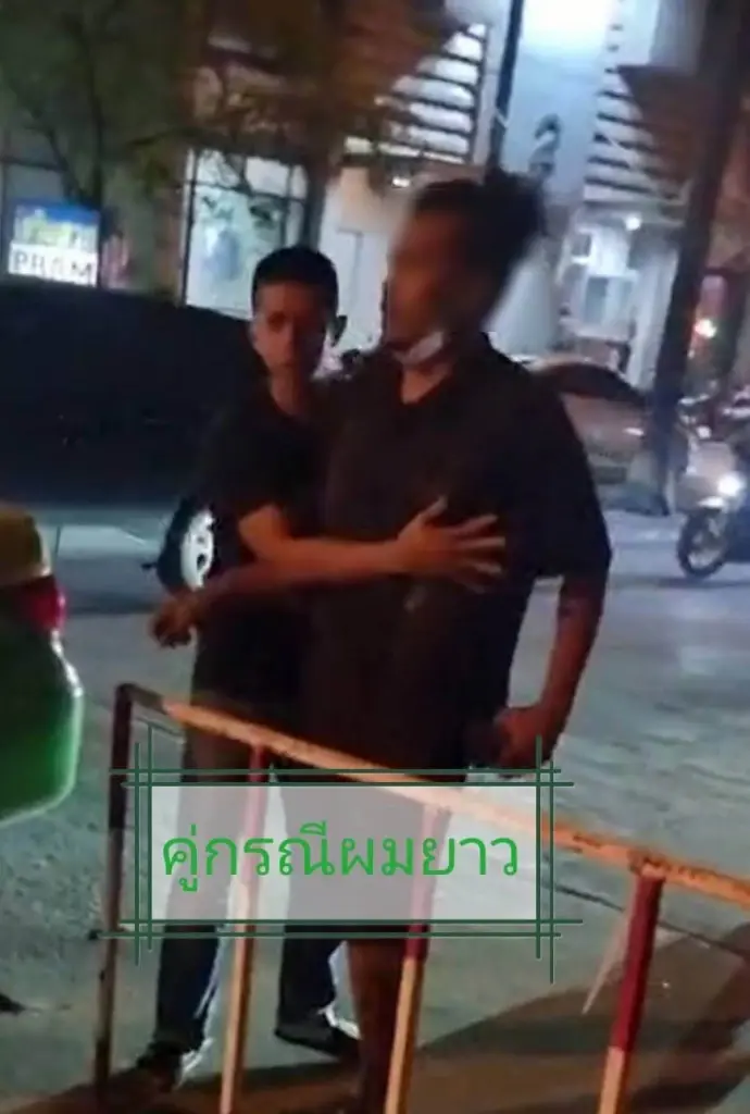 เดือด! เก๋งหัวร้อน ขับปาดหน้าแท็กซี่ ก่อนลงมารัวหมัด ถีบกระจกแตก