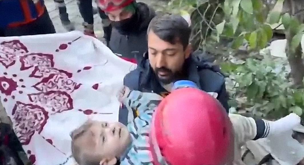 เด็กชายวัย 2 ขวบรอดชีวิตหลังติดใต้ซากนาน 79 ชม. ในเมืองฮาเตย์ของตุรกี