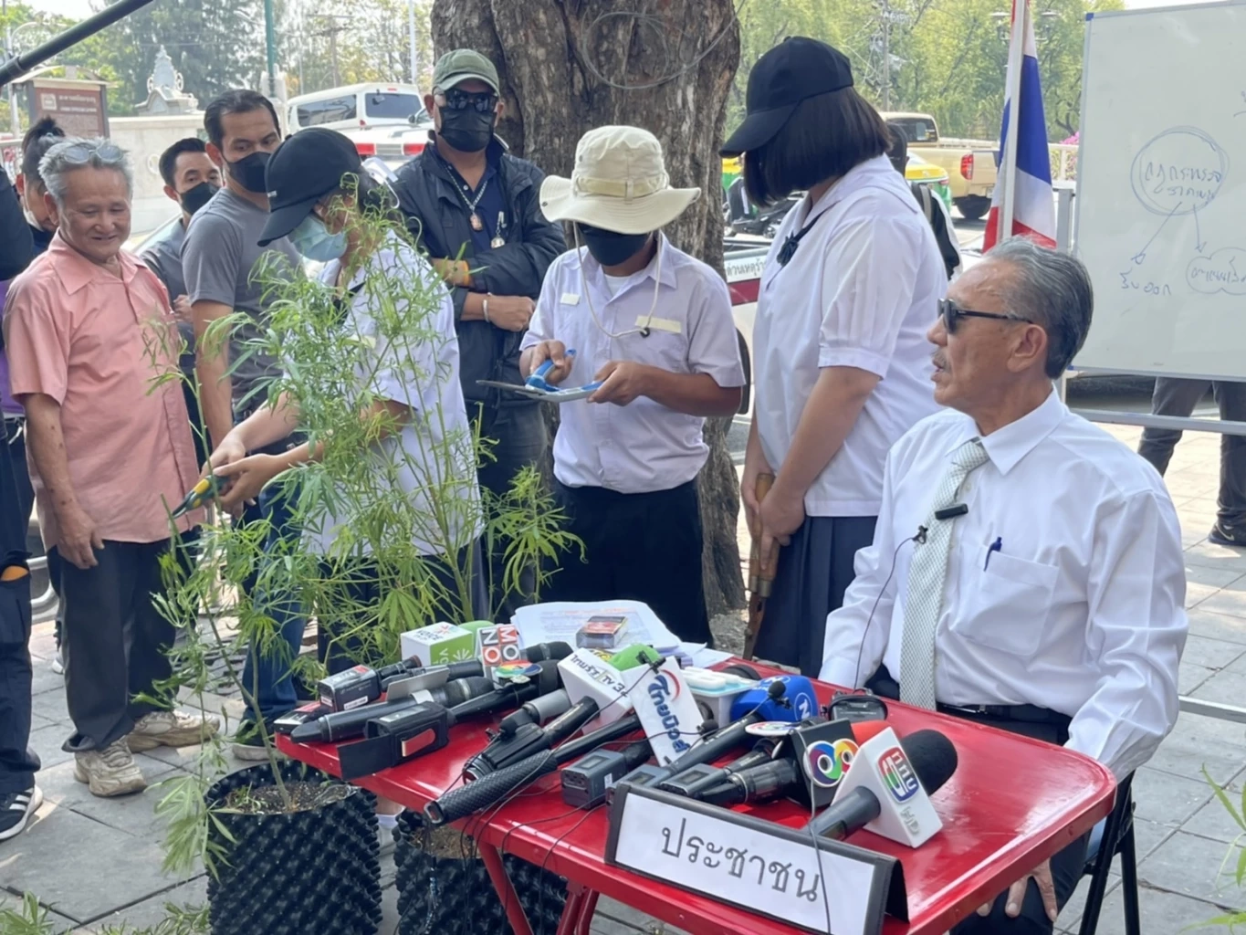 "ชูวิทย์" บุกทำเนียบ ทำกิจกรรมต้านกัญชาเสรี ประกาศถล่มบุรีรัมย์ - ล้มอนุทิน