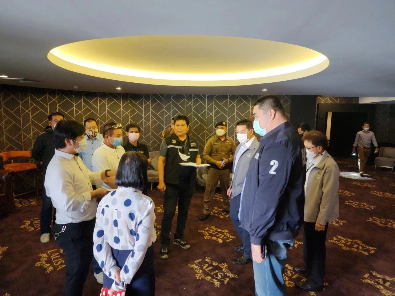 ตำรวจเข้าตรวจค้น พบแขก 1 ผู้หญิง 1 