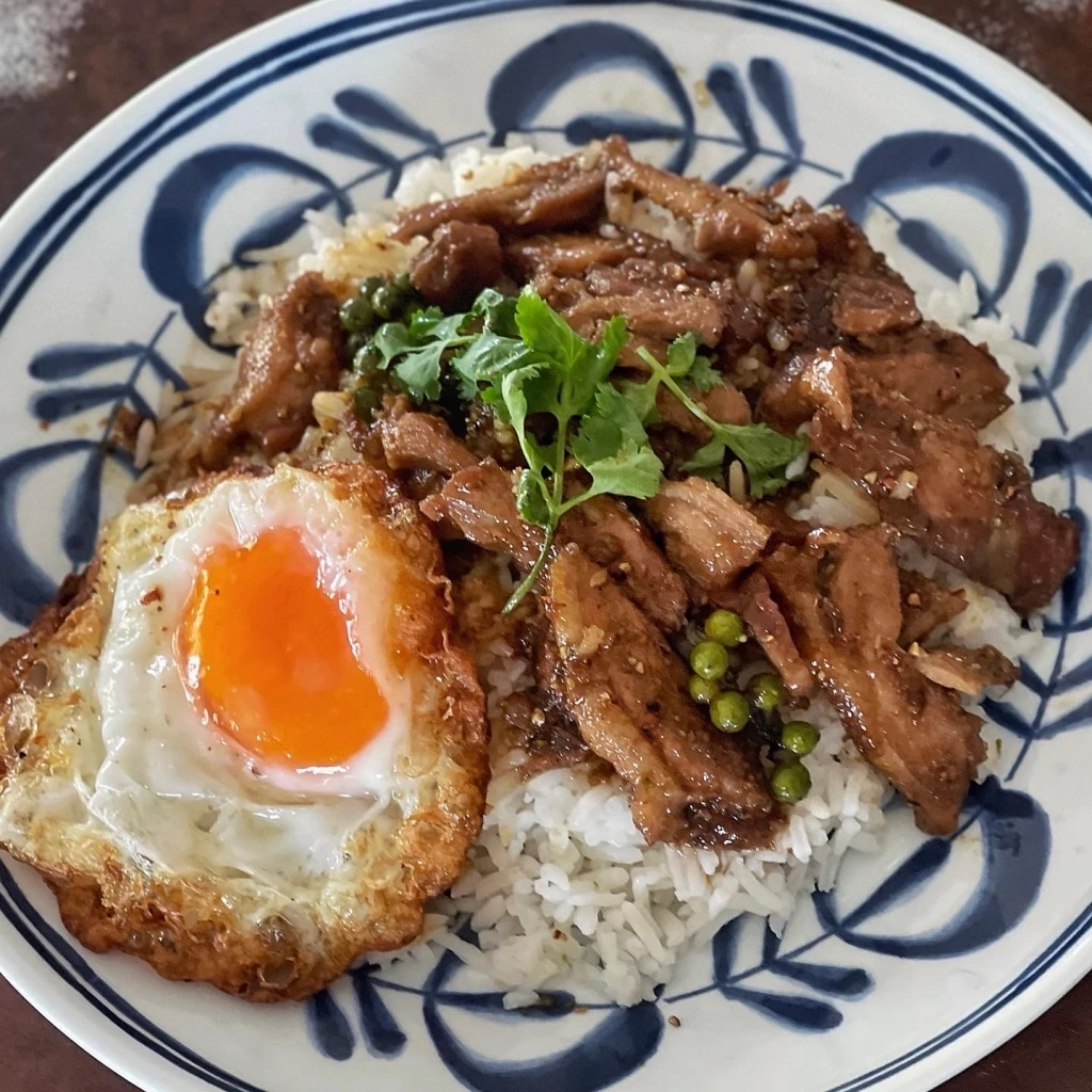 ข้าวเป็ดผัดกระเทียมพริกไทยดำ