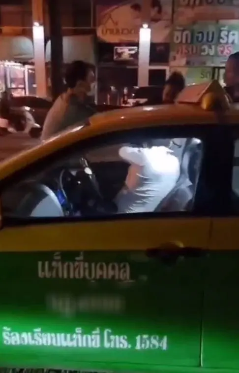 เดือด! เก๋งหัวร้อน ขับปาดหน้าแท็กซี่ ก่อนลงมารัวหมัด ถีบกระจกแตก