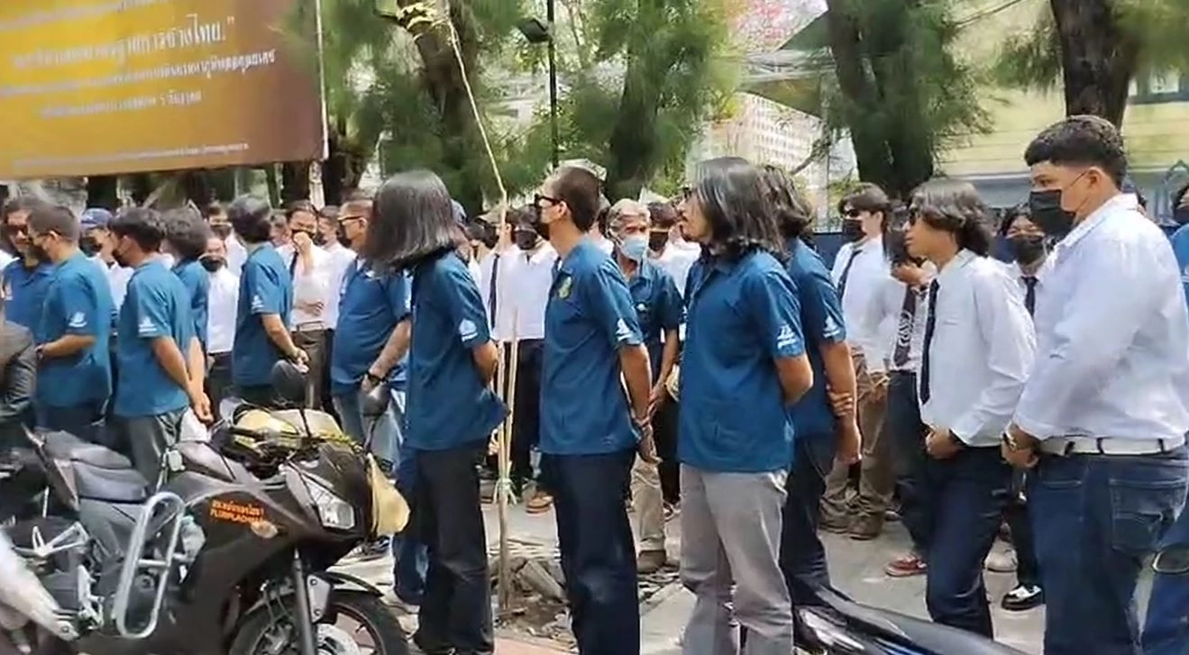 นศ.อุเทนถวาย ขีดเส้นบ่าย 2 หากอธิการบดีฯ ไม่มารับหนังสือ เตรียมปิดถนนพญาไท