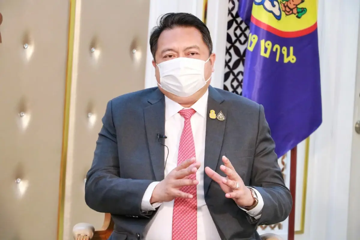 นายสุชาติ ชมกลิ่น รัฐมนตรีว่าการกระทรวงแรงงาน 