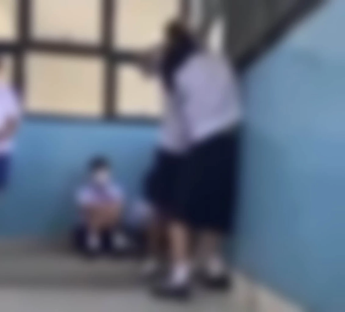 คลิปว่อน! ม.1 โดนบูลลี่-รุมทำร้าย ในโรงเรียนเอกชนชื่อดังแปดริ้ว