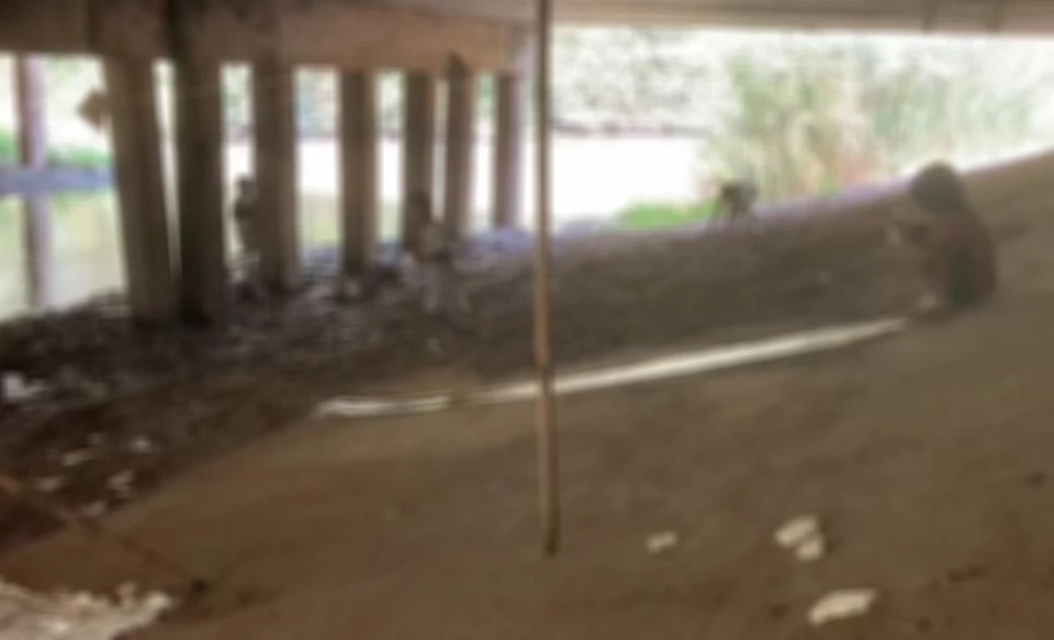 เร่งช่วยเหลือ! หนุ่มถูกภรรยาบอกเลิก ต้องพาลูก 5 คน อาศัยนอนใต้สะพานข้ามคลอง