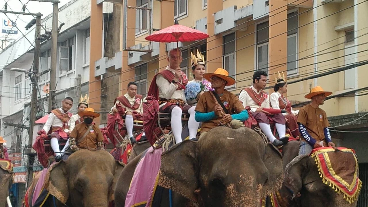 ที่เดียวในโลก สุรินทร์จัดวิวาห์วันวาเลนไทน์ 30 คู่รักจดทะเบียนบนหลังช้าง