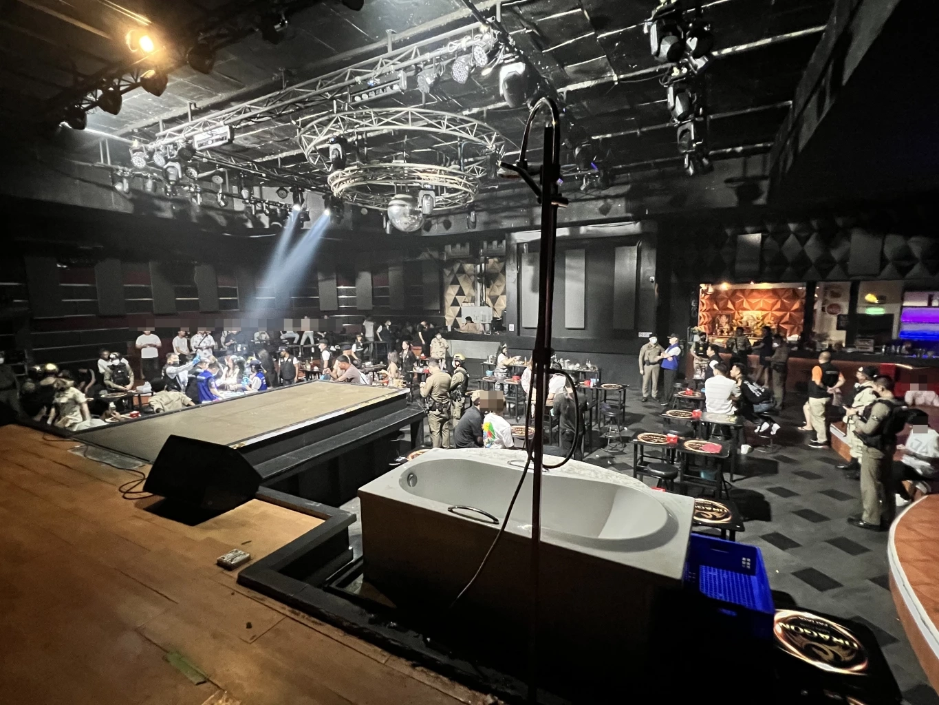 ตำรวจขนลุก ทลาย "บาร์โฮส" เต้นจ้ำบะชาย พบถุงยาง-ยาเสพติด เกลื่อนพื้น