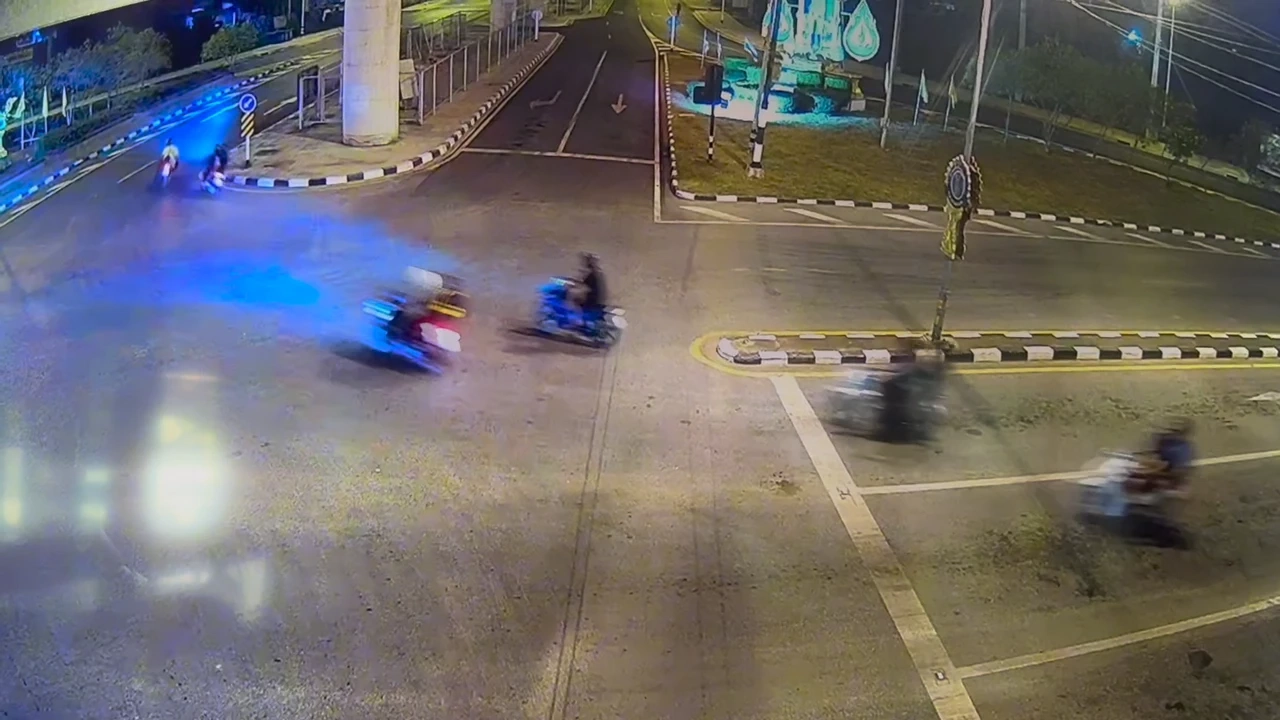 นาทีกลุ่มวัยรุ่นขับจักรยานยนต์ไล่ล่าอริ