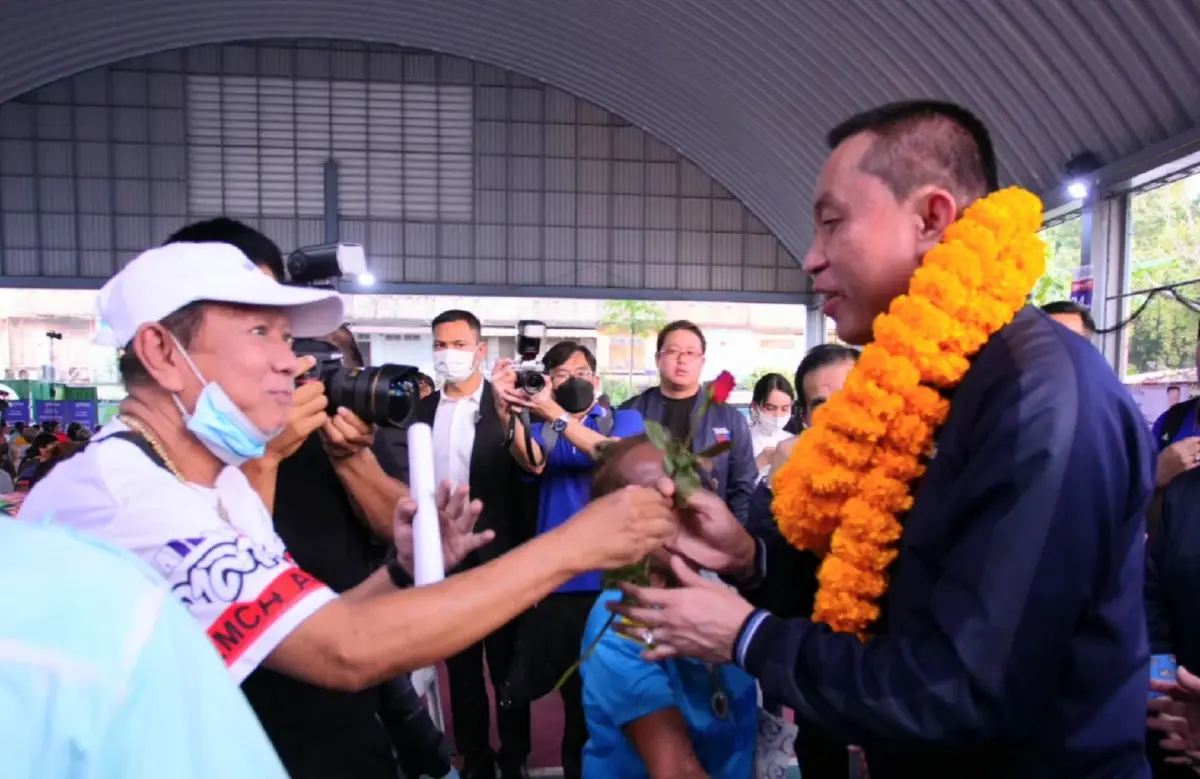 “ศักดิ์สยาม” ขอชาวคลองเตย เลือก “กรณิศ” ชู นโยบายพักหนี้ 3 ปี