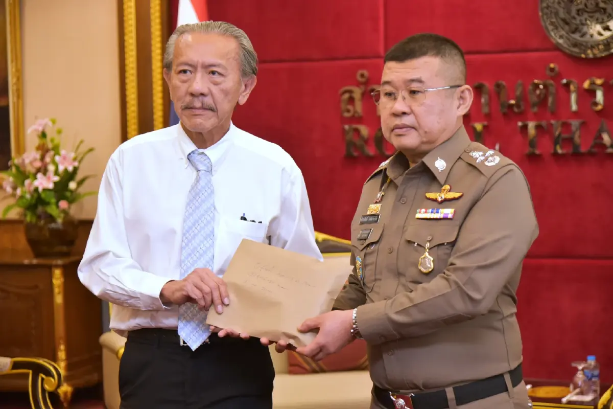 นายชูวิทย์มอบเงินช่วยเหลือ ตร.ที่ได้รับบาดเจ็บ จากเหตุระเบิดที่ อ.บันนังสตา