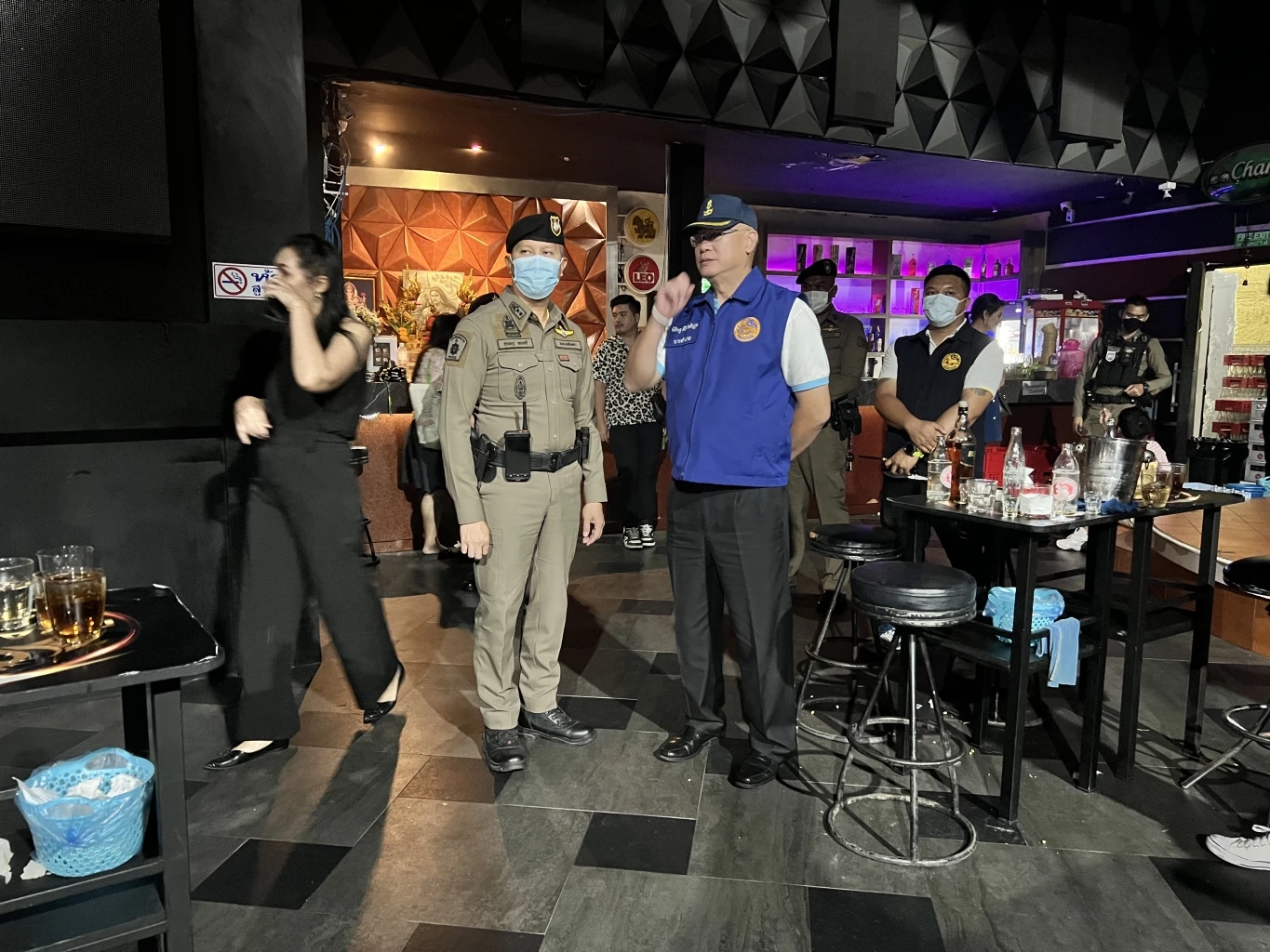 ตำรวจขนลุก ทลาย "บาร์โฮส" เต้นจ้ำบะชาย พบถุงยาง-ยาเสพติด เกลื่อนพื้น