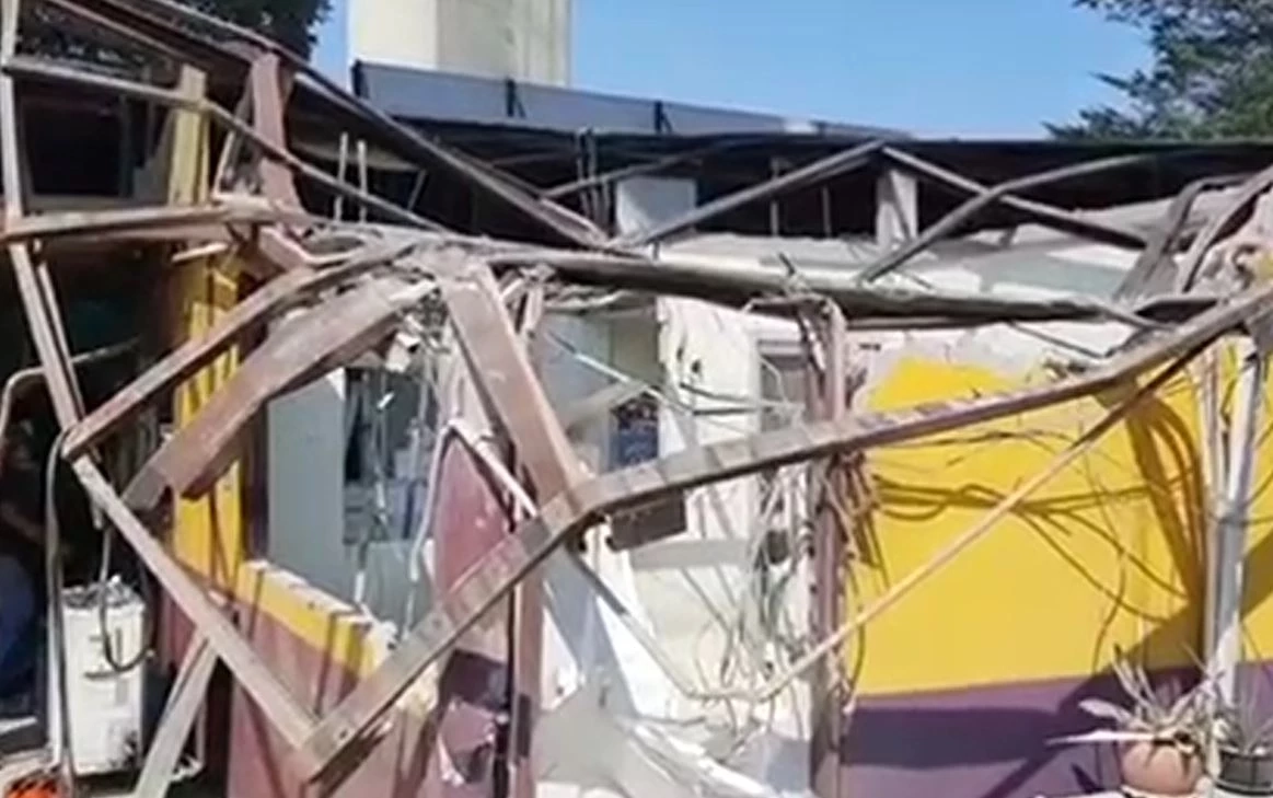 คานปูน น้ำหนัก 40 ตัน หล่นทับป้อมตำรวจทางหลวง สั่งหยุดก่อสร้างทันที