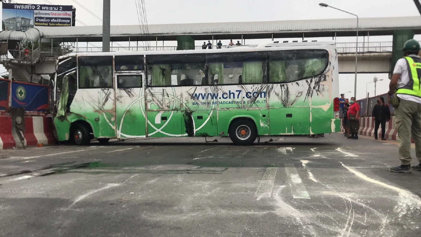 มินิบัส 7 สีปันรักให้โลก พลิกคว่ำบนถนนพระราม 2 บาดเจ็บ 17 ราย