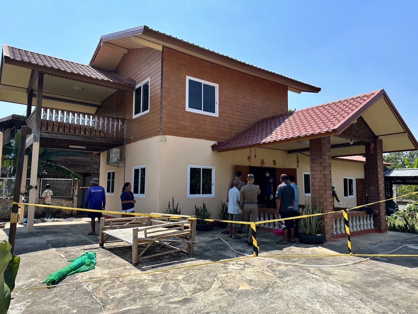 สลด! หนุ่มป่วยจิตเวชคลั่ง จ้วงแทงพ่อเลี้ยงที่ดูแลมากว่า 20 ปี ดับคาบ้าน