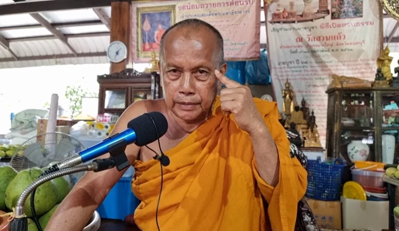 พระพยอมขอบิณฑบาตชีวิต "ตะวัน - แบม" แนะเปลี่ยนแนวคิดและวิธีต่อสู้