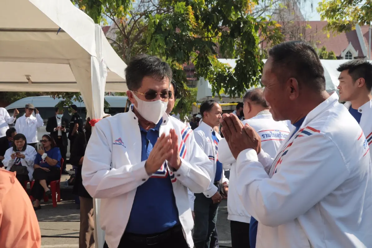 เวทีโคราช "รทสช." คึกคัก ปชช.พรึ่บทยอยฟังปราศรัย-รอรับ "บิ๊กตู่" (มีคลิป)