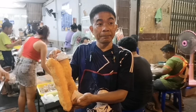 นายสมบัติ สุวรรณมานพ อายุ 48 ปี เจ้าของร้าน 