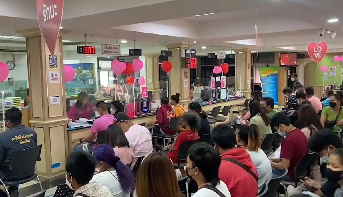 คู่รักชาวไทย-ต่างชาติ แห่จดทะเบียนสมรส รับวันวาเลนไทน์