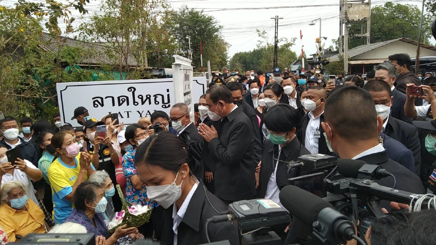 "นายกฯ" ถึง "สมุทรสงคราม" ชาวบ้านกรี๊ดสนั่น! ขอถ่ายภาพ บอกรักลุงตู่