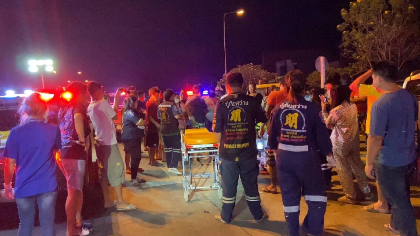 "ชนสนั่น" กลางสี่แยก บรรทุกพ่วง ขยี้กระบะฝ่าไฟแดง ดับคาซาก