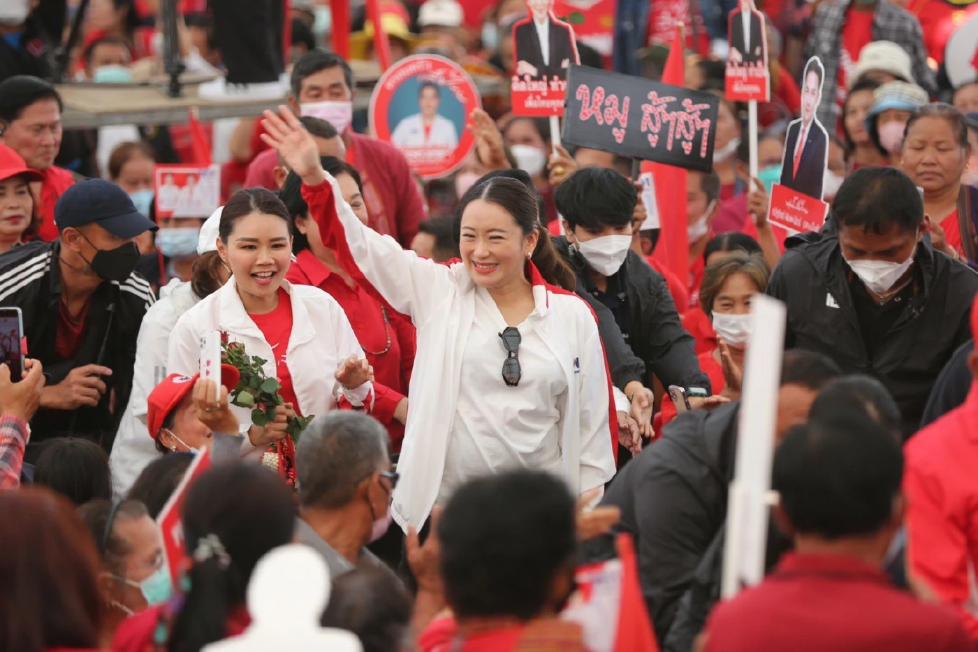 "อุ๊งอิ๊งค์" นำพรรคเพื่อไทย หาเสียงที่กาฬสินธุ์ ชู แก้ปัญหาที่ดินทำกิน 