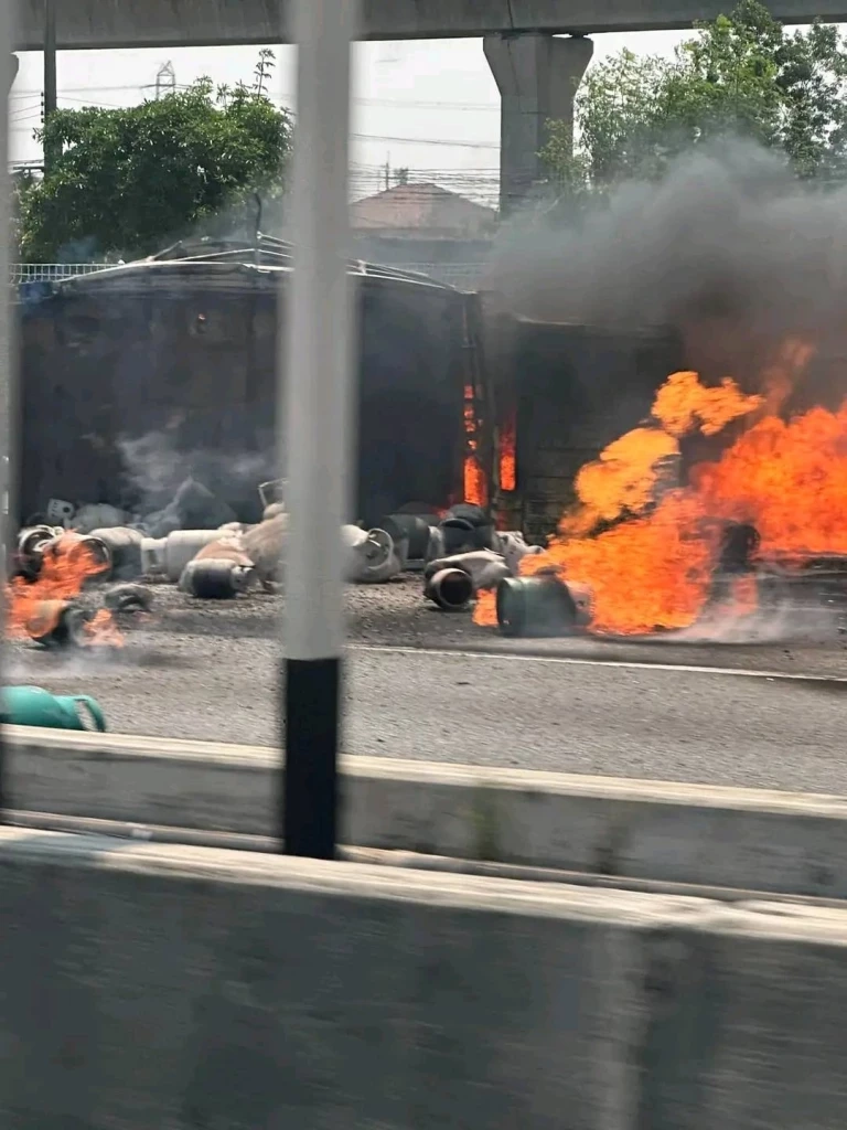 รถบรรทุกแก๊สพลิกคว่ำ บนมอเตอร์เวย์ ไฟลุกท่วม มีผู้บาดเจ็บ 1 ราย