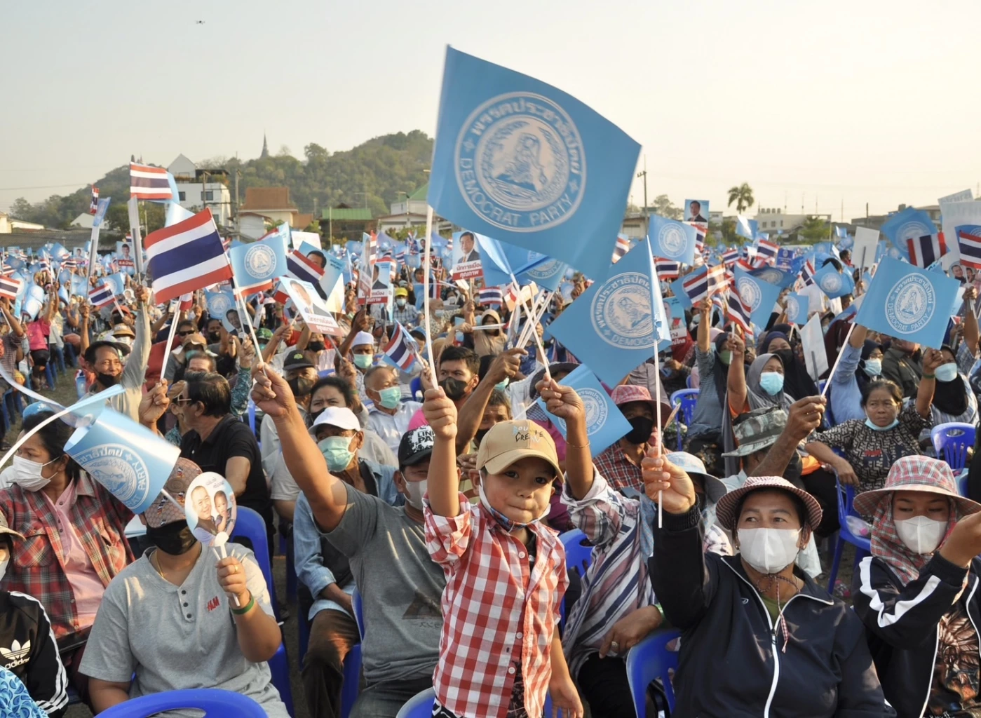 “ชวน-บัญญัติ-อภิสิทธิ์-จุรินทร์” ประสานเสียง อ้อนคนเพชรฯเลือกปชป. ยกทีม