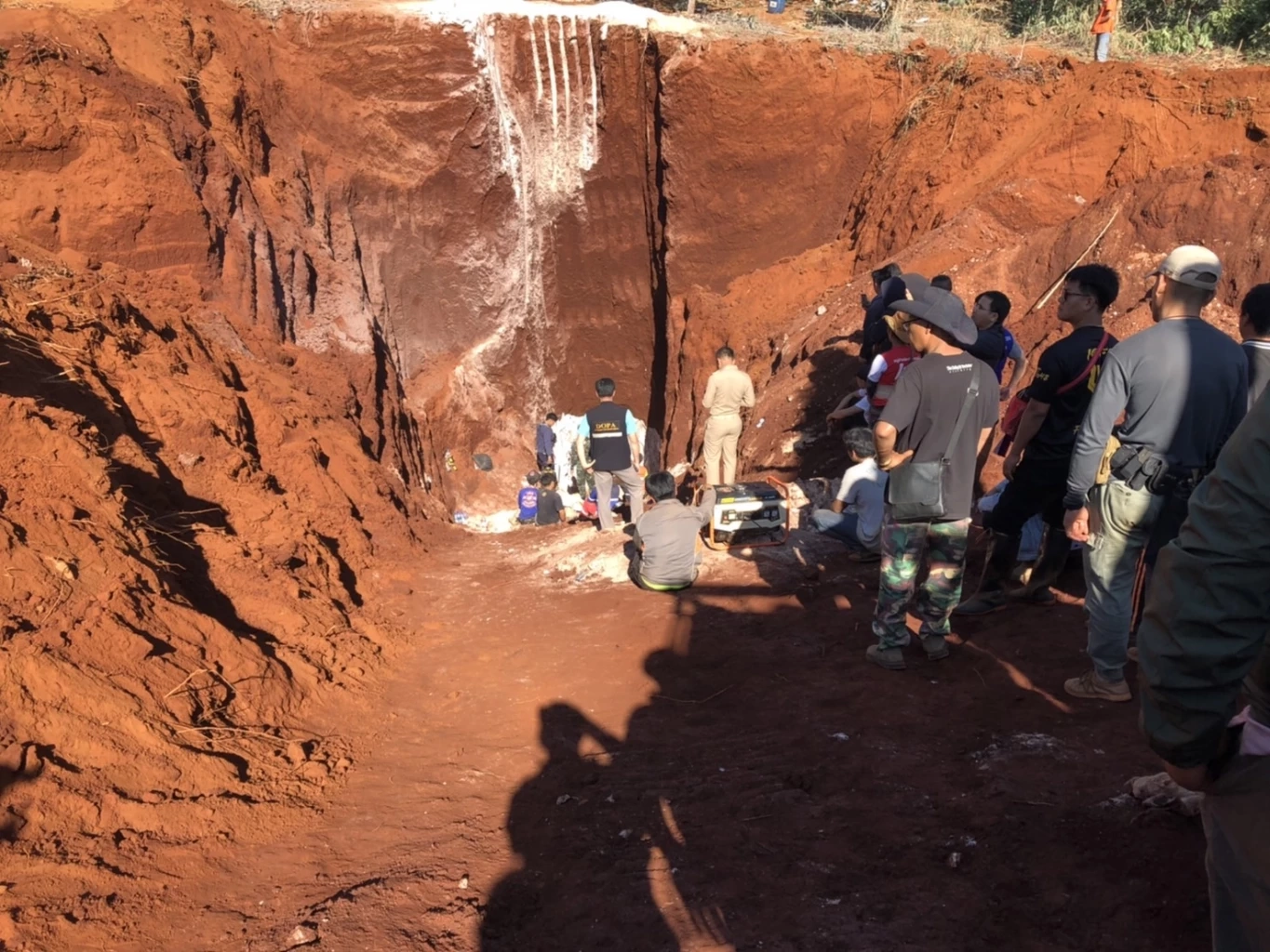 ด่วน! เฮดังๆ ระดมแบคโฮขุดทั้งคืน ช่วยเด็กตกท่อบ่อบาดาล 18 ชม.ได้แล้ว