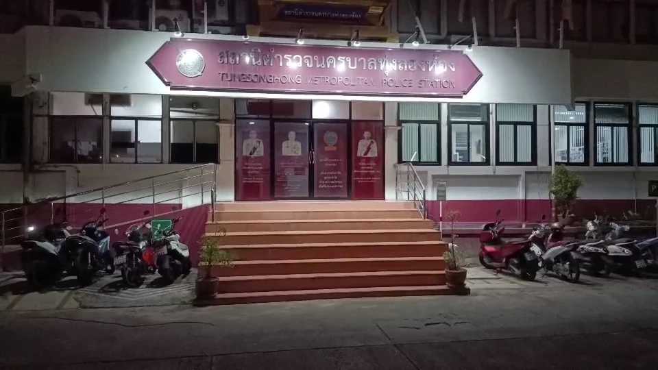 คุมตัว "เบนซ์ เดม่อน" ขัง สน.ทุ่งสองห้อง เตรียมส่งศาลอาญาเช้านี้