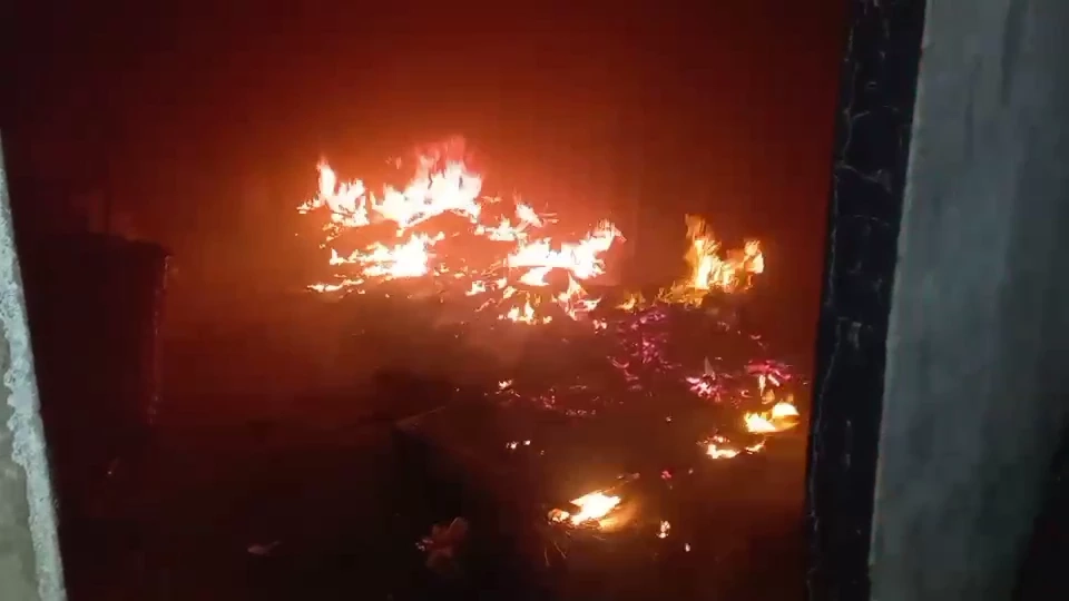 ไฟไหม้กองขยะในบ้านร้าง ย่านประชาอุทิศ คาดฝีมือคนเร่ร่อนจุดไฟเผา