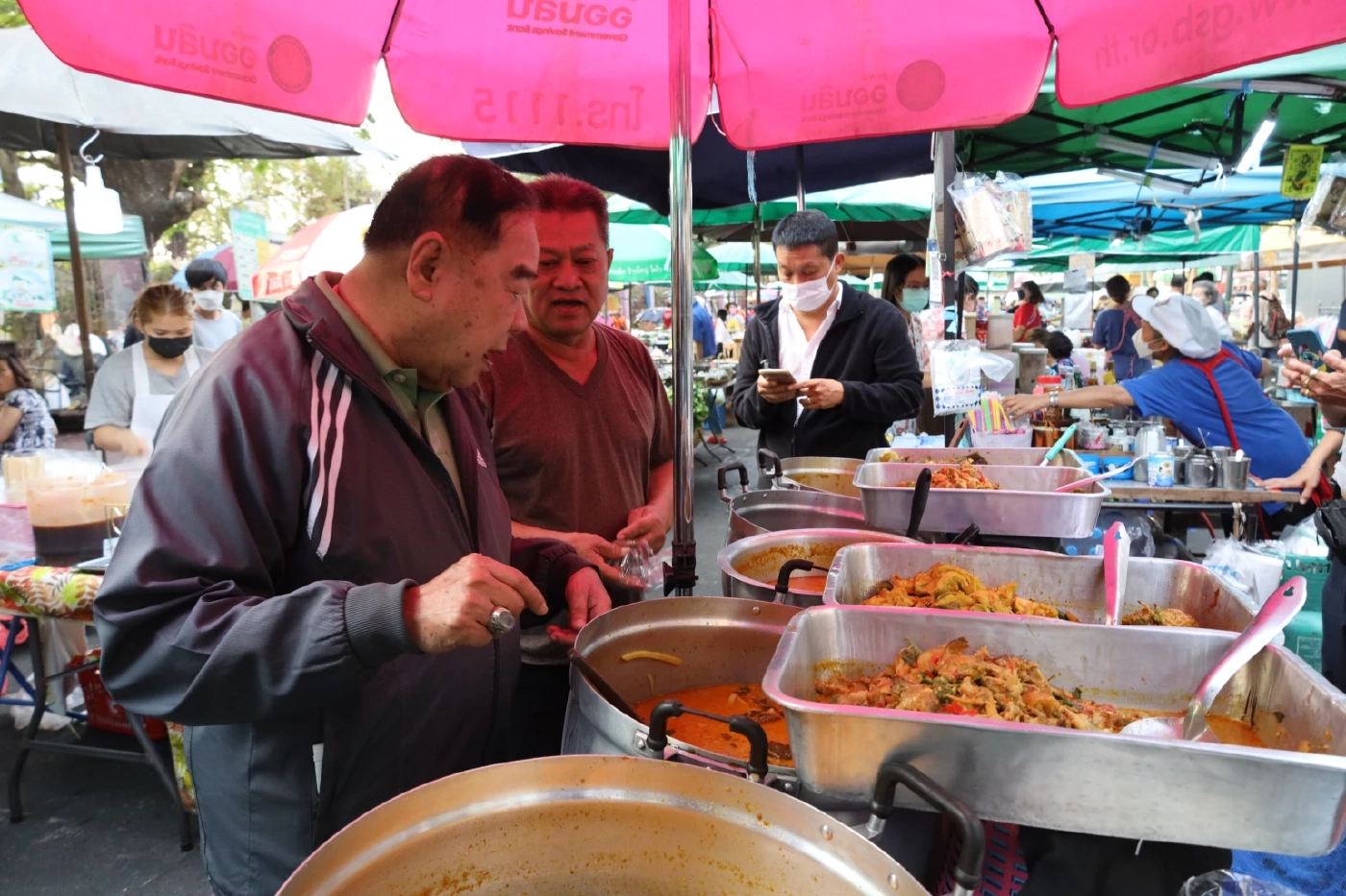 “ลุงป้อม” สุดฟิต เดินออกกำลังกายสวนลุมฯ ชาวบ้าน เชียร์นั่งนายกฯ คนที่ 30