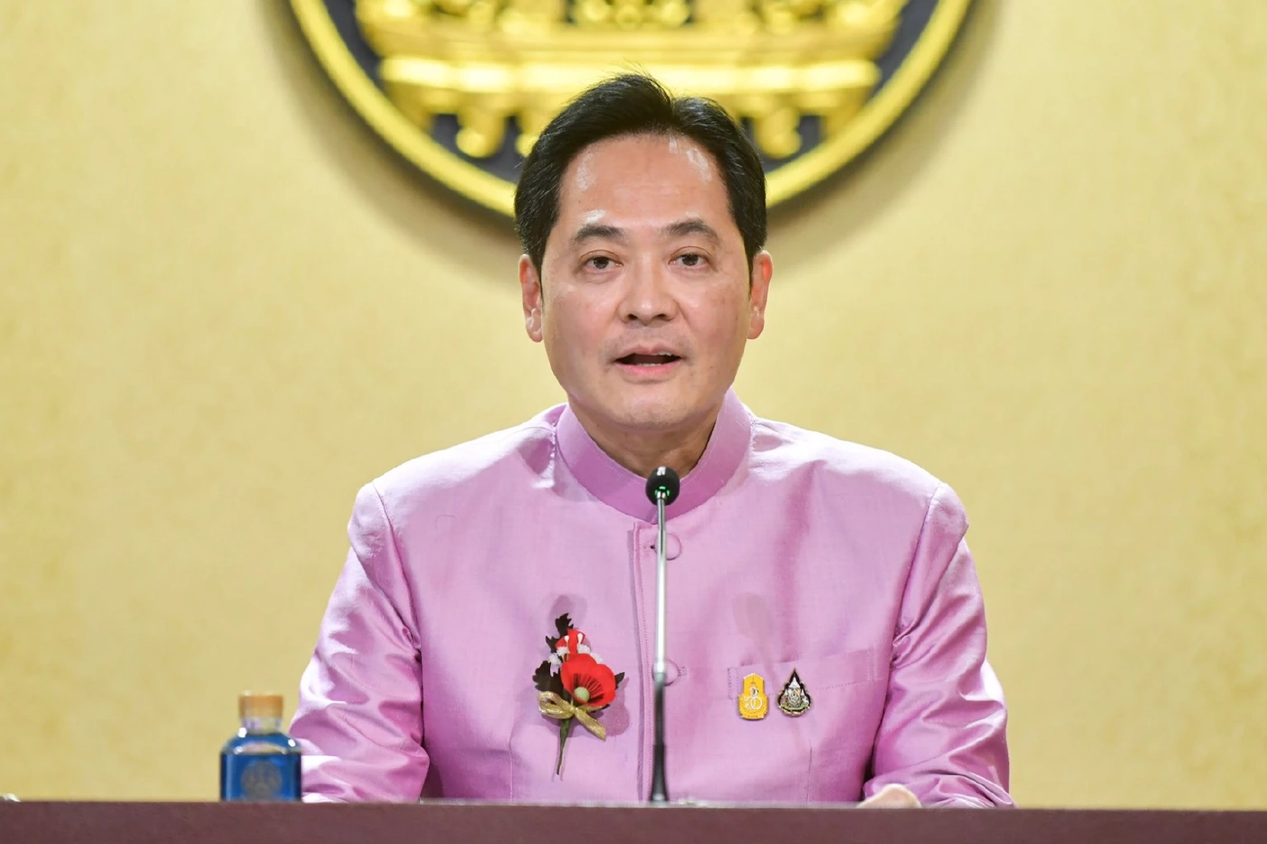 นายอนุชา บูรพชัยศรี รองเลขาธิการนายกรัฐมนตรีฝ่ายการเมือง ปฏิบัติหน้าที่โฆษกประจำสำนักนายกรัฐมนตรี