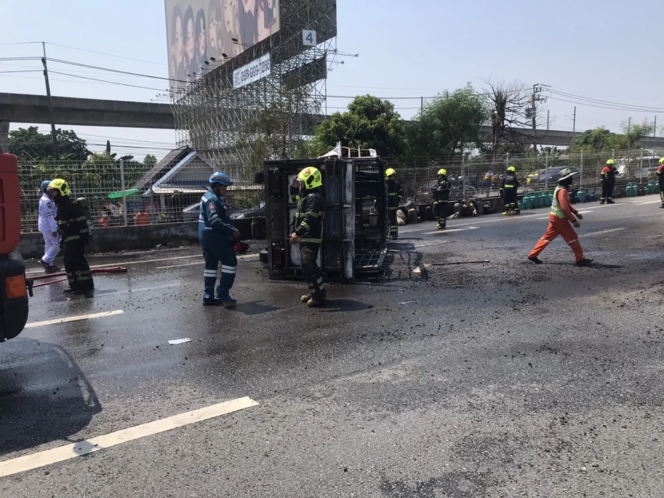 รถบรรทุกแก๊สพลิกคว่ำ บนมอเตอร์เวย์ ไฟลุกท่วม มีผู้บาดเจ็บ 1 ราย