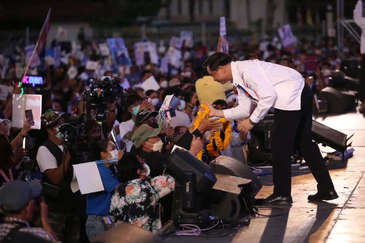 “บิ๊กตู่” ขึ้นเวทีปักธงชัย ประกาศชัยชนะ อ้อนชาวโคราชอย่าทิ้ง "รทสช."