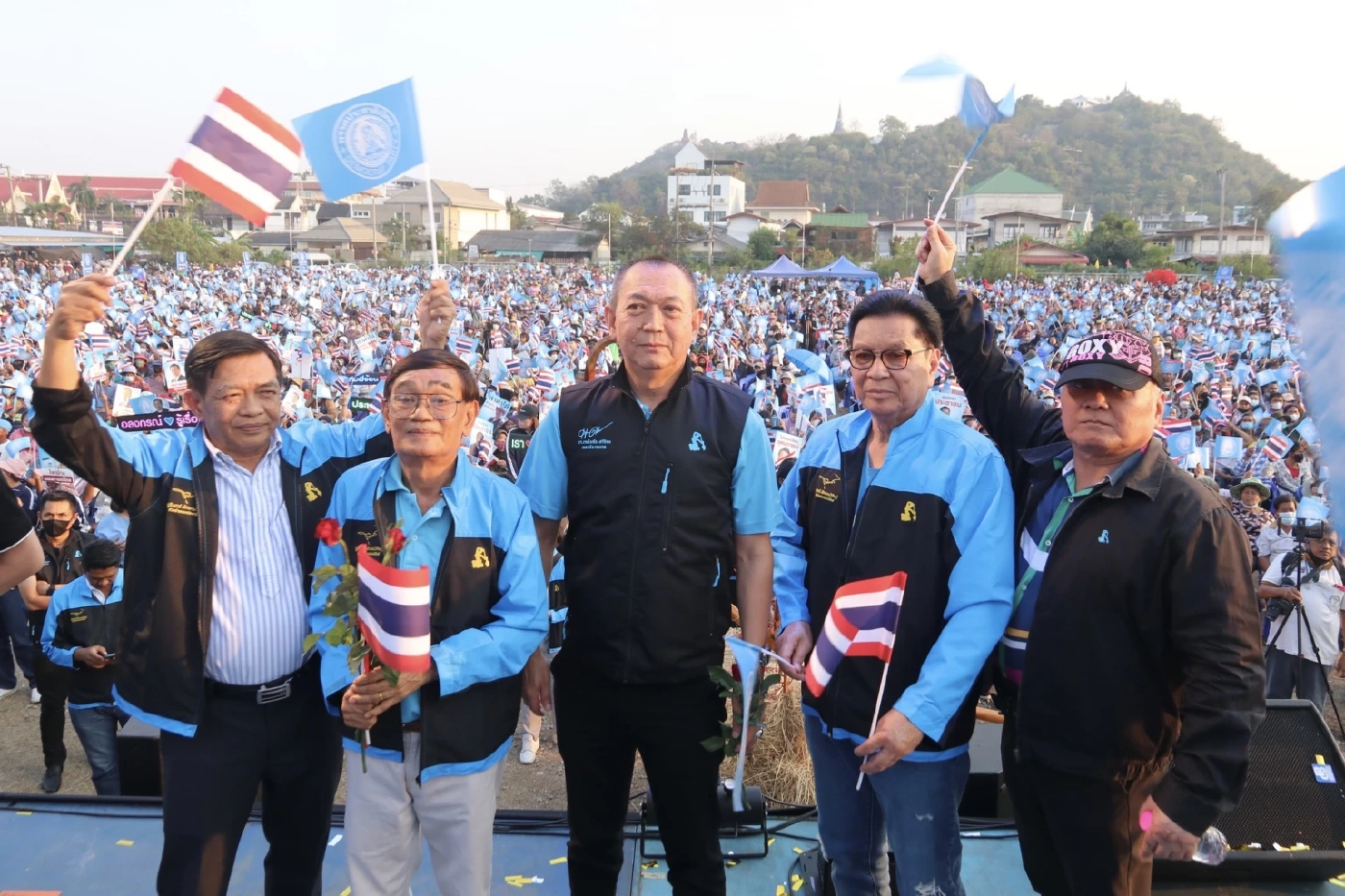 เมื่อวันที่ 24 ก.พ.66 ปชป. เปิดเวทีปราศรัย สนามหน้าโรงเรียนเบญจมเทพอุทิศ ต.คลองกระแชง อ.เมือง จ.เพชรบุรี