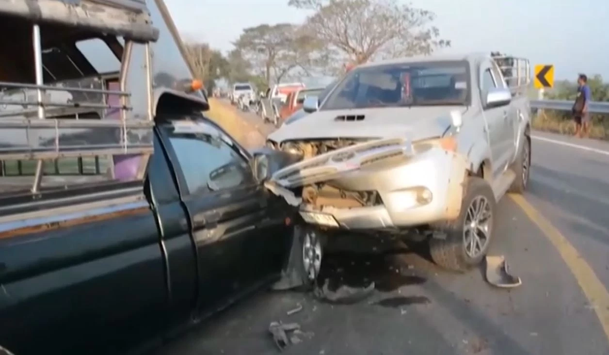 กระบะผู้ใหญ่บ้านหลุดโค้ง ประสานงารถรับส่งนักเรียน เจ็บเพียบ
